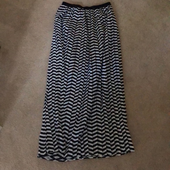 Tommy Hilfiger Black and White Chevron Maxi Skirt - Picture 1 of 2